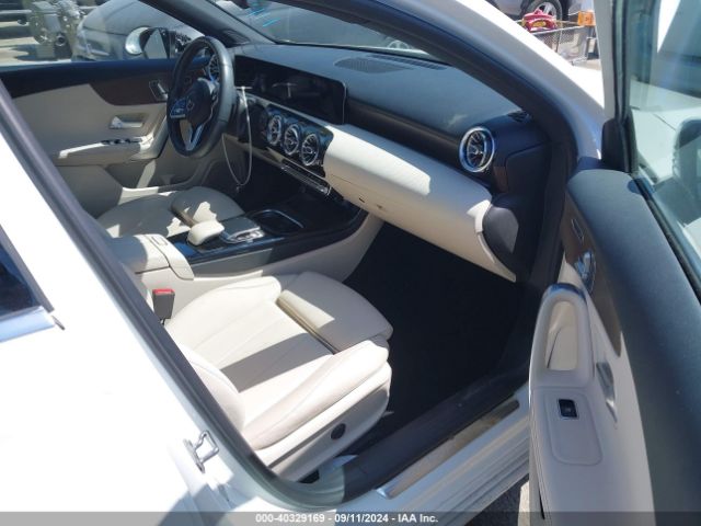 WDD3G4EB4KW017805 Mercedes-Benz A 220