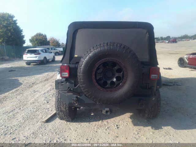 1C4BJWDG2HL710611 Jeep Wrangler Unlimited Sport 4x4