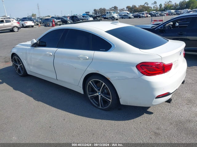 BMW 2018 2018 WBA4J5C51JBF07692 Image 3