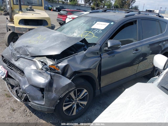Toyota Rav4 Xle 2018 2T3RFREV9JW729934 Image 2