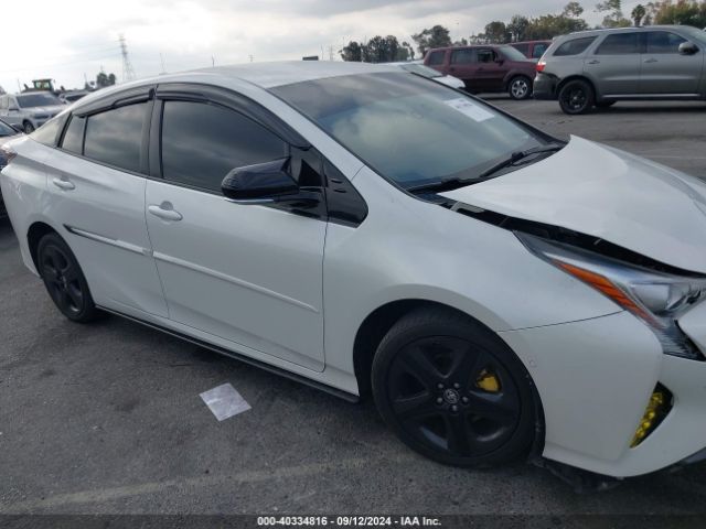 JTDKARFUXJ3062588 Toyota Prius Three Touring