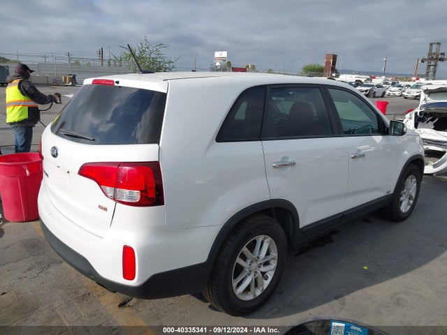 KIA SORENTO LX 2015 5XYKTCA6XFG602945 Image 4