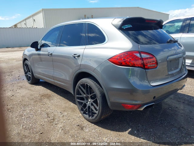 2011 PORSCHE CAYENNE WP1AA2A20BLA07804 Photo 2