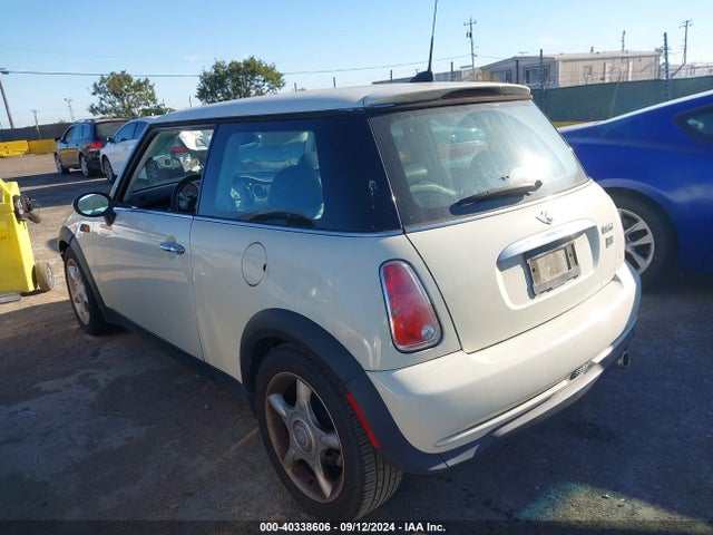 2005 MINI COOPER WMWRC33445TJ67267 Photo 2