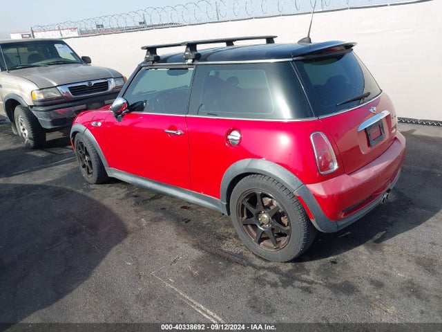 2006 MINI COOPER S WMWRE33596TJ38061 Photo 2