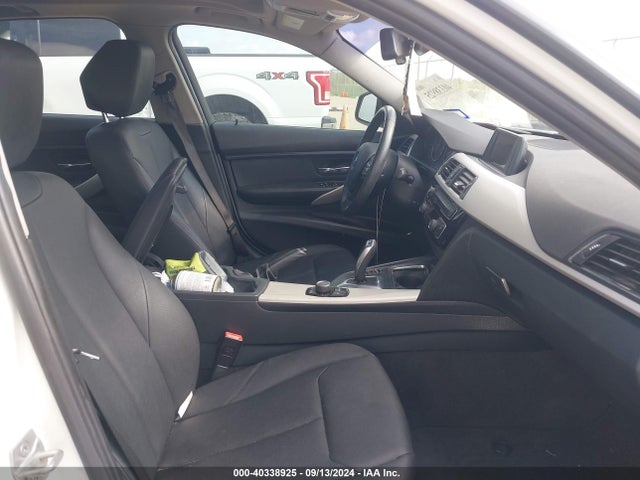 WBA8E1G38HNU17498 BMW 320i