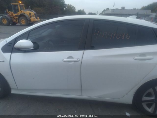 JTDKARFU8J3062332 Toyota Prius Four Touring