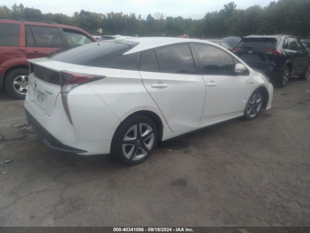 JTDKARFU8J3062332 Toyota Prius Four Touring