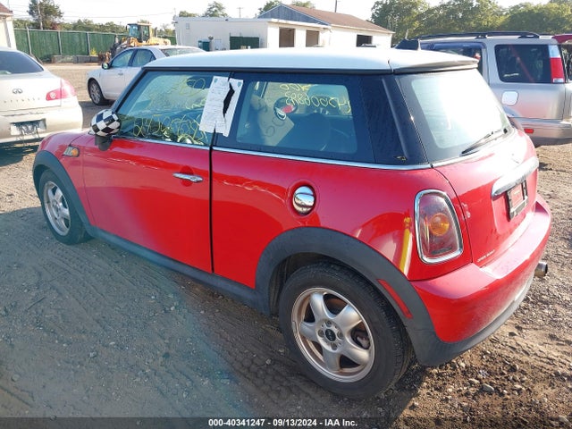 2010 MINI COOPER WMWMF3C5XATZ64689 Photo 2