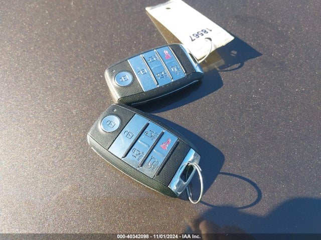 KIA SEDONA LX 2017 KNDMB5C10H6329934 Image 11
