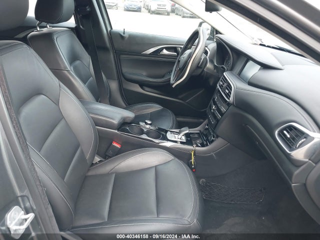 SJKCH5CR6HA030197 Infiniti Qx30 Premium