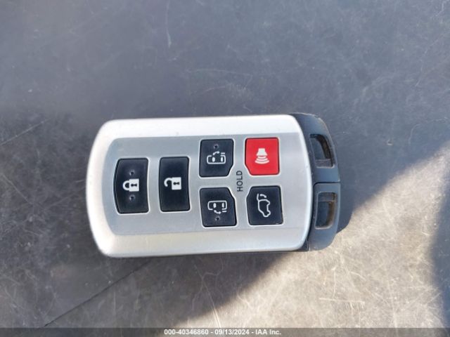 5TDYK3DC7GS704884 Toyota Sienna Xle 8 Passenger
