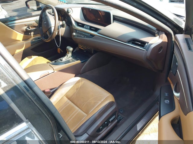 58AEA1C15MU010944 Lexus Es 300h Luxury