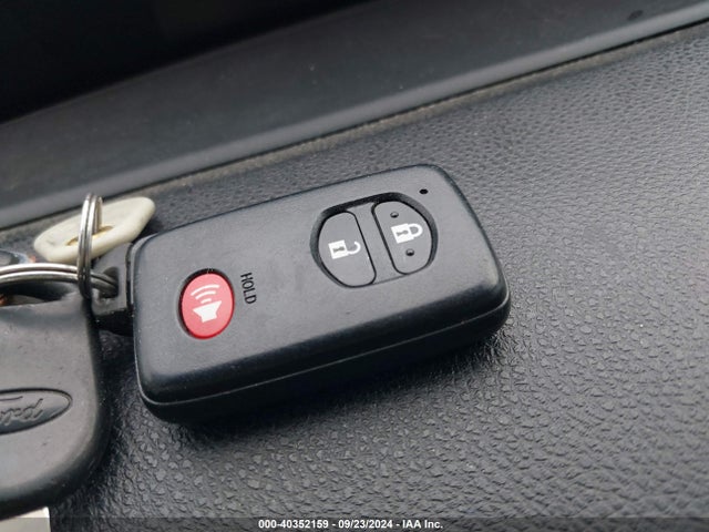 Toyota Prius Two Eco 2018 JTDKARFU3J3067082 Image 11