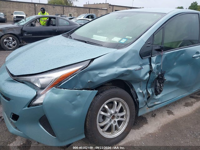 Toyota Prius Two Eco 2018 JTDKARFU3J3067082 Image 6