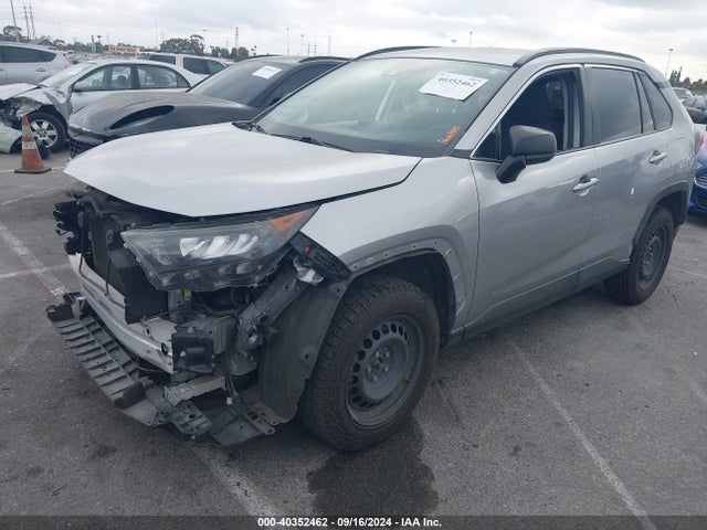 Toyota RAV4 LE 2019 JTMH1RFV4KJ007652 Image 2