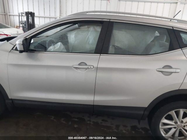 JN1BJ1CR0JW268201 Nissan Rogue Sport Sv