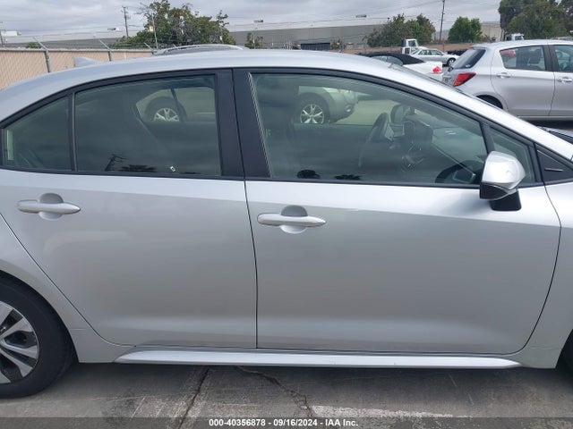 Toyota Corolla Hybrid Le 2022 JTDEAMDE2NJ043904 Image 13