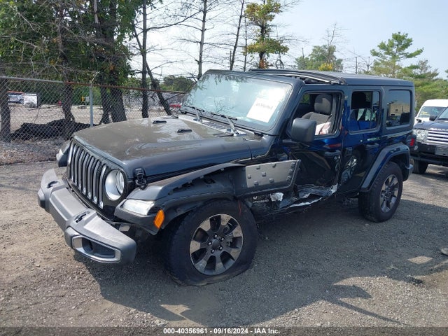 1C4HJXEN2JW199435 Jeep Wrangler Unlimited Sahara 4x4
