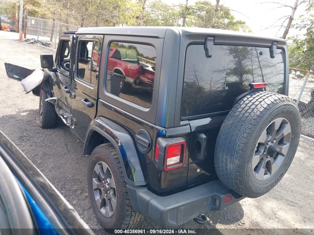 1C4HJXEN2JW199435 Jeep Wrangler Unlimited Sahara 4x4