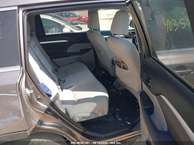 5TDZARFH4KS044377 Toyota Highlander Le