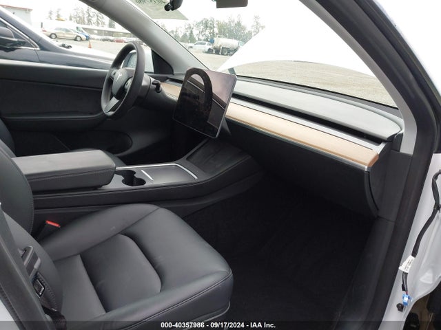 2021 TESLA MODEL Y 5YJYGDEE7MF198819 Photo 4