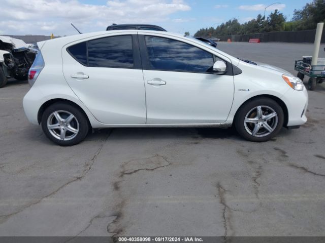 JTDKDTB39E1070054 Toyota Prius C One