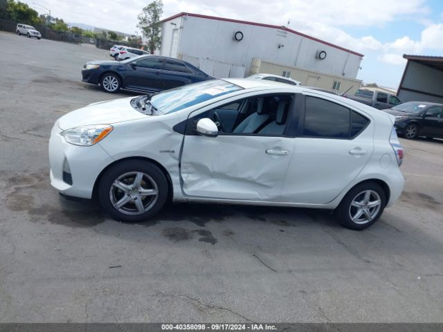 JTDKDTB39E1070054 Toyota Prius C One