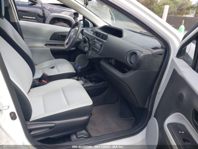 JTDKDTB39E1070054 Toyota Prius C One
