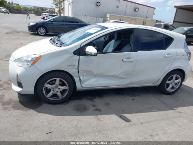 JTDKDTB39E1070054 Toyota Prius C One