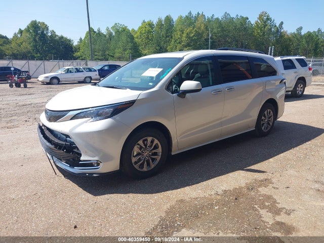 Toyota SIENNA XLE 2024 5TDYRKEC5RS214080 Image 2