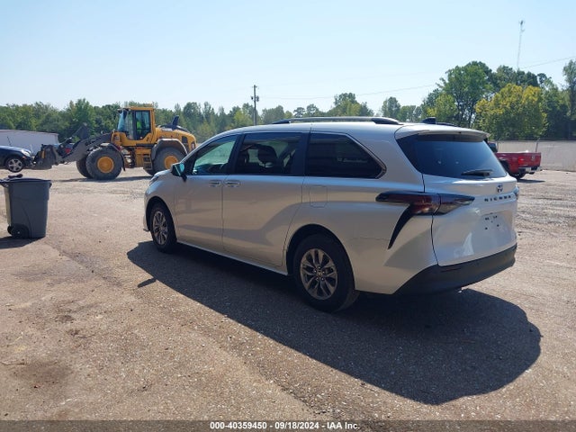 Toyota SIENNA XLE 2024 5TDYRKEC5RS214080 Image 3