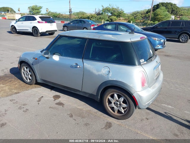 2006 MINI COOPER WMWRC33536TJ77282 Photo 2