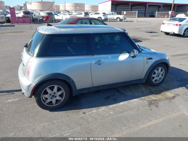 2006 MINI COOPER WMWRC33536TJ77282 Photo 3