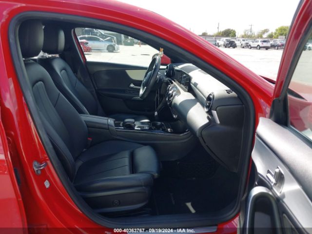WDD3G4EB3KW016323 Mercedes-Benz A 220