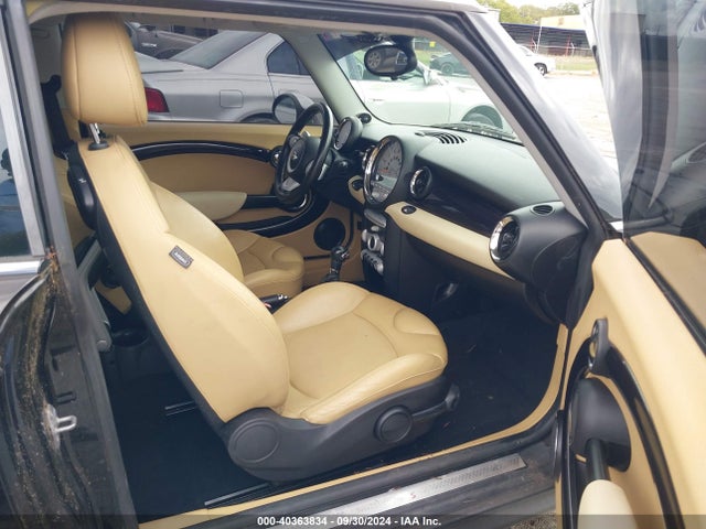 2010 MINI COOPER S CLUBMAN WMWMM3C53ATP94536 Photo 4