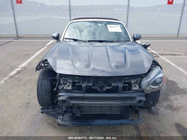 JC1NFAEK2J0138884 Fiat 124 Spider Lusso Red Top Edition