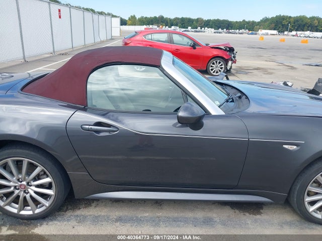 JC1NFAEK2J0138884 Fiat 124 Spider Lusso Red Top Edition