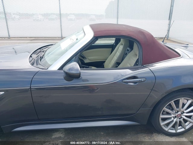 JC1NFAEK2J0138884 Fiat 124 Spider Lusso Red Top Edition
