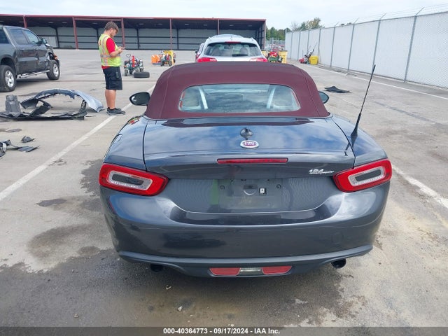 JC1NFAEK2J0138884 Fiat 124 Spider Lusso Red Top Edition