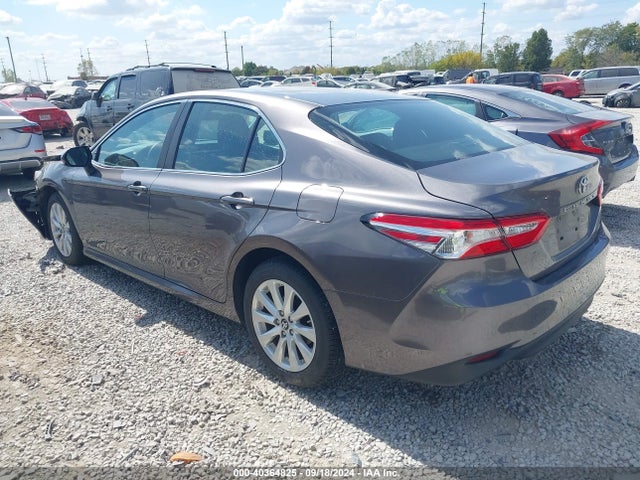 Toyota CAMRY LE 2018 4T1B11HK2JU140042 Image 3