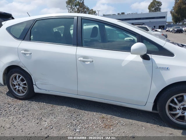 Toyota Prius V Two 2015 JTDZN3EU6FJ037272 Image 14