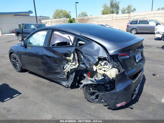 2024 TESLA MODEL Y 7SAYGDED8RF125511 Photo 2