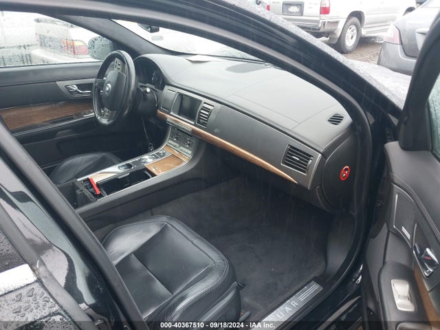 2010 JAGUAR XF SAJWA0JC8AMR49159 Photo 4