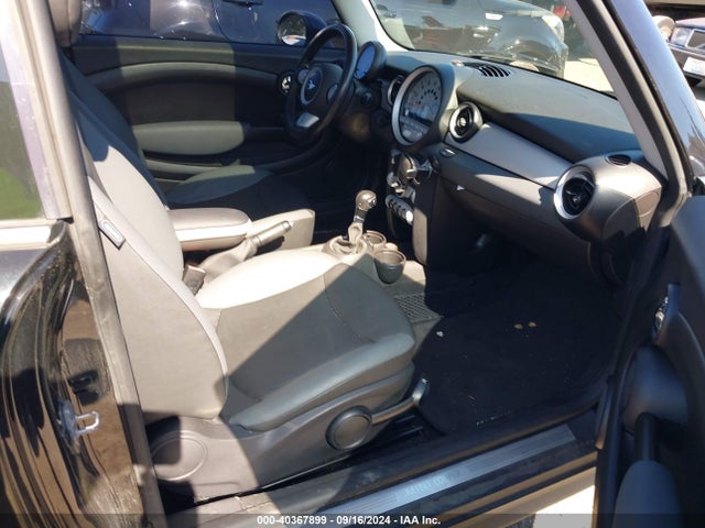 2010 MINI COOPER CLUBMAN WMWML3C54ATX37927 Photo 4