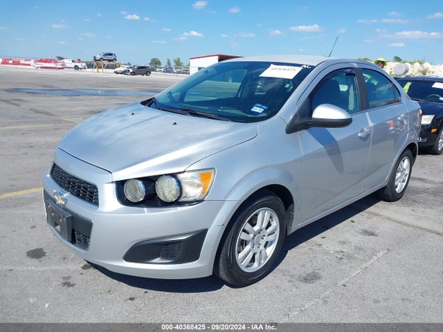 Chevrolet Sonic Lt Auto 2015 1G1JC5SG7F4112663 Image 2