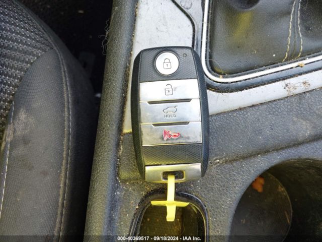 KNDCB3LC1K5255860 KIA NIRO LX