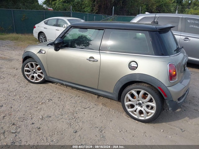 2007 MINI COOPER S WMWMF73537TL92817 Photo 2