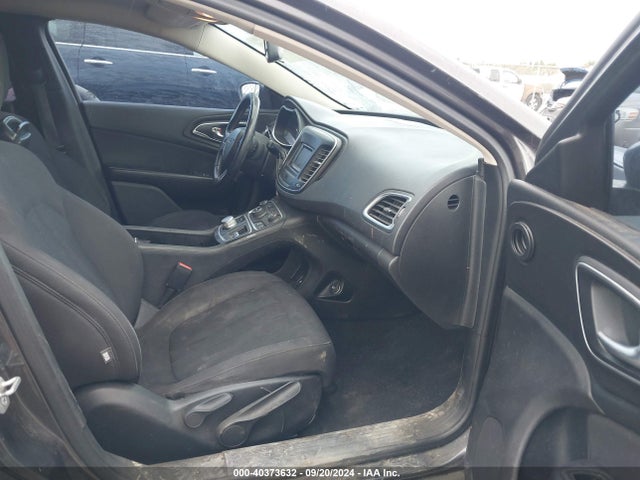 Chrysler 200 Limited 2015 1C3CCCABXFN602197 Image 5