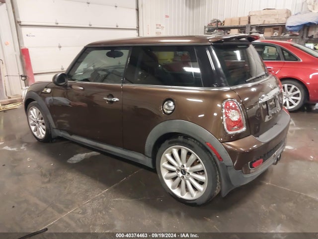 2010 MINI COOPER S WMWMF7C51ATX45076 Photo 2